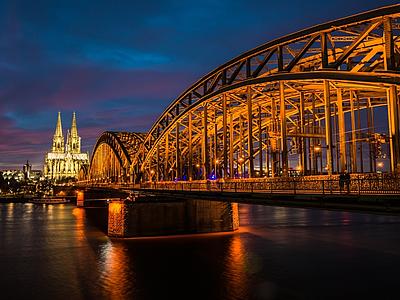 Nachtfoto des Kölner Doms und der Hohenzollernbrücke